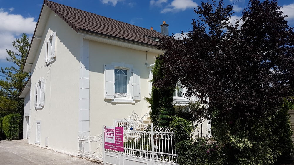 Rénovation de façades avec ragréage à la chaux et enduit mince semi-minéral. Création de chaîne d'angle en surépaisseur et peinture encadrements de baies.